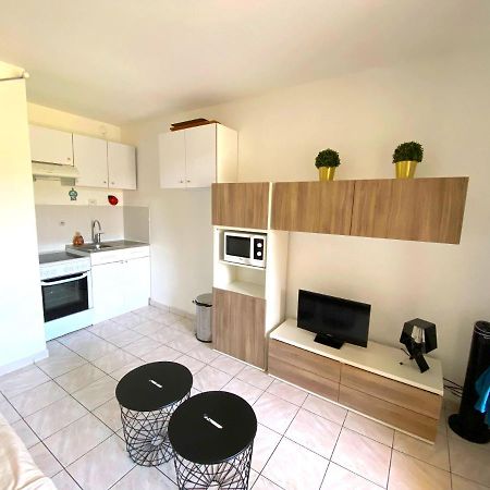 Appart 4 Pers Dans Residence Avec Piscine A 10 Min De La Plage Sanary-sur-Mer Bagian luar foto